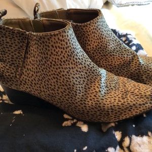 Soft velvet-like light-green leopard print booties